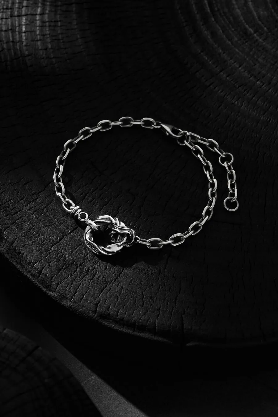 Pulsera de eslabones de plata sobre fondo claro