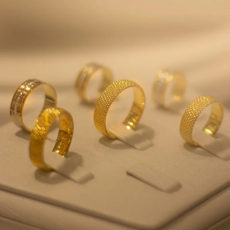 Anillos de oro con textura martillada