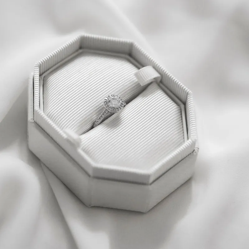 Anillo solitario con diamante en estuche blanco