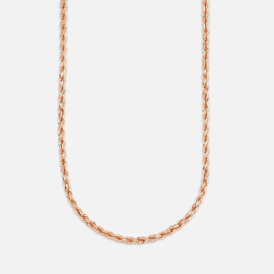 Cadena torzal de oro rosa sobre fondo claro